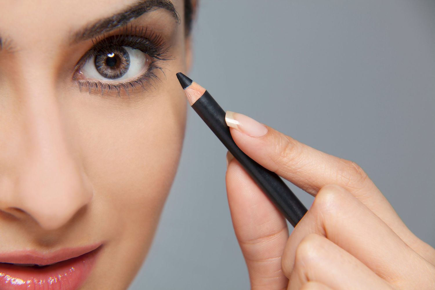 Kajal: Enhances the beauty of women's eyes and causes poor eyesight