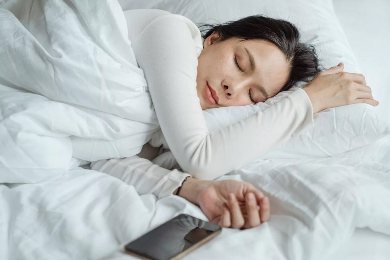 Why mobile should not be placed under the pillow while sleeping at night?