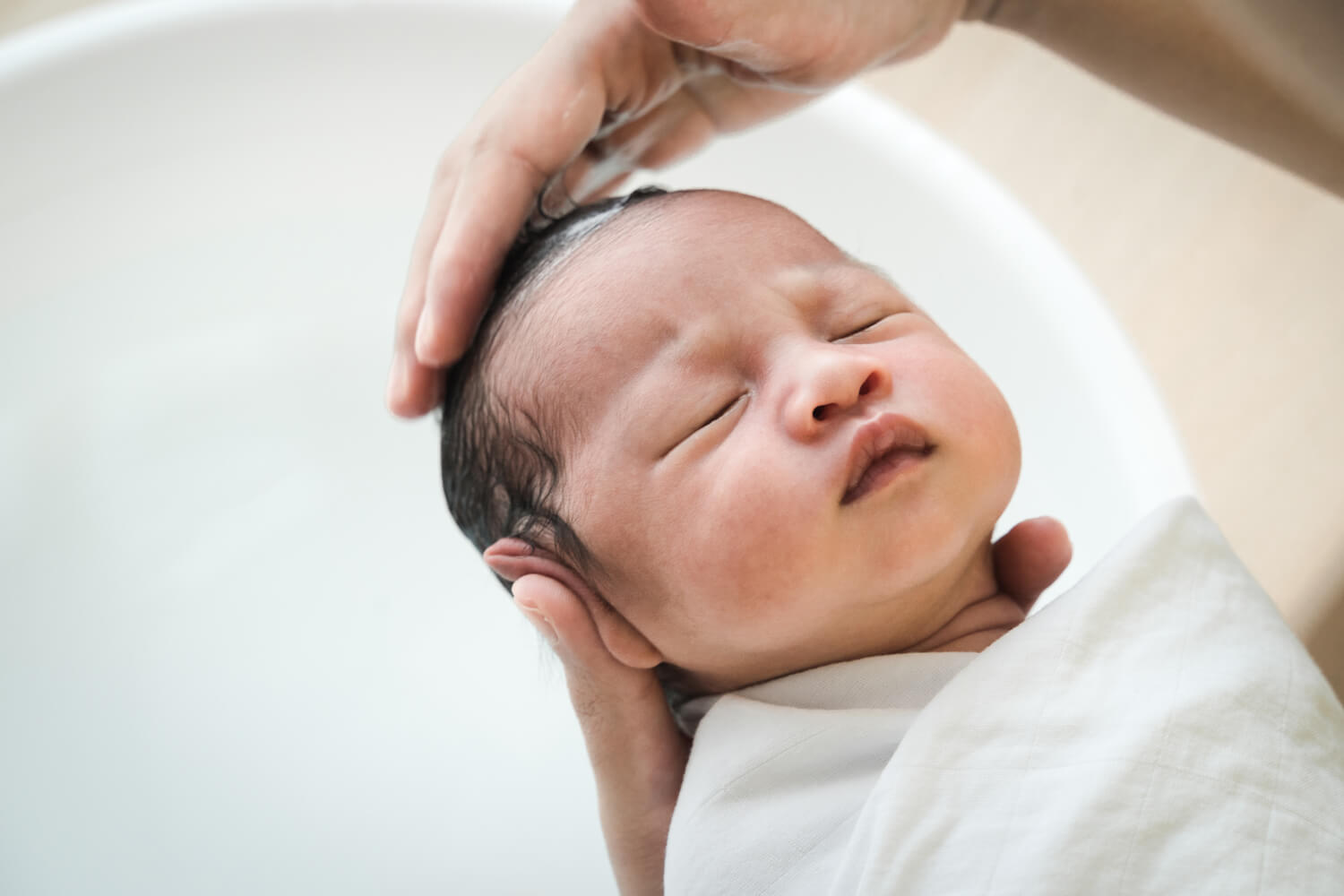 Instead of shampoo-conditioner, take care of baby's hair like this