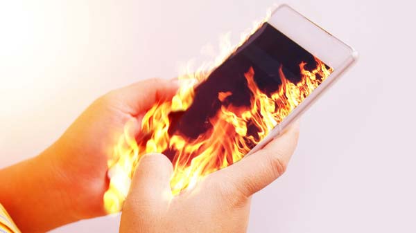 Do you keep notes or cards in the phone cover? Don't make this mistake even by mistake, your phone will explode