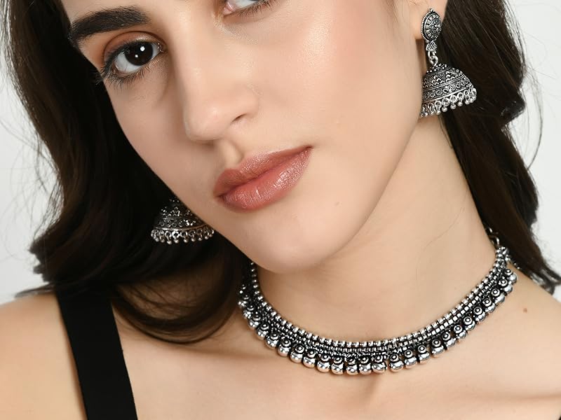 This stylish jewelery is perfect for every season be it wedding or festival