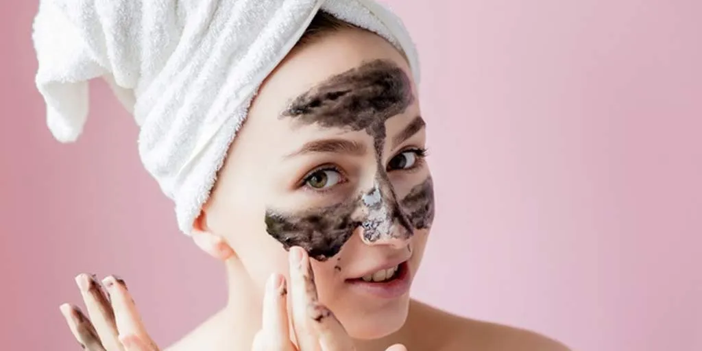 Activated charcoal protects the skin from damage caused by pollution, know how