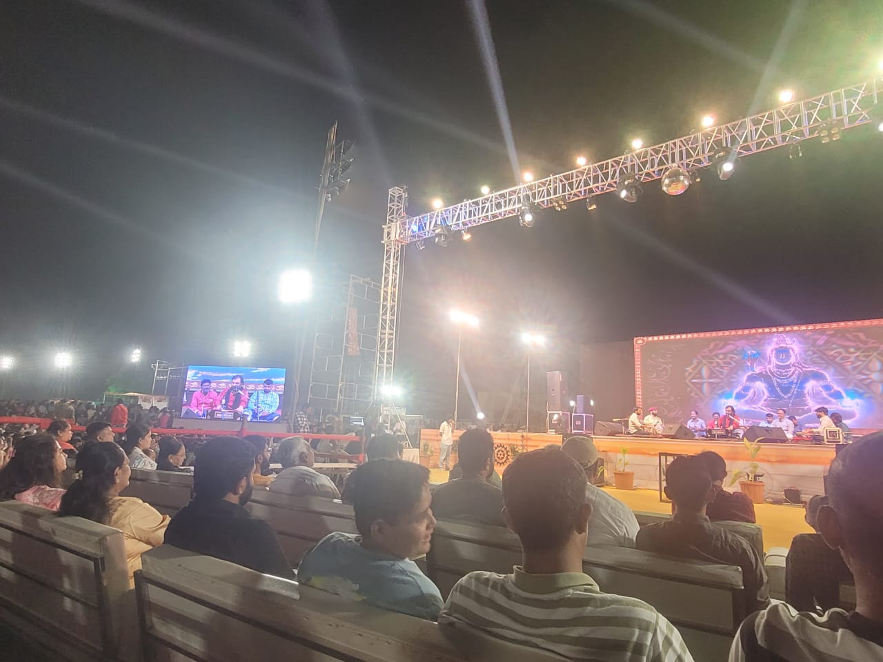 Gir Somnath: On the third day of the Kartiki Purnima fair, Kirtidan Gadhvi mesmerized the tunes.