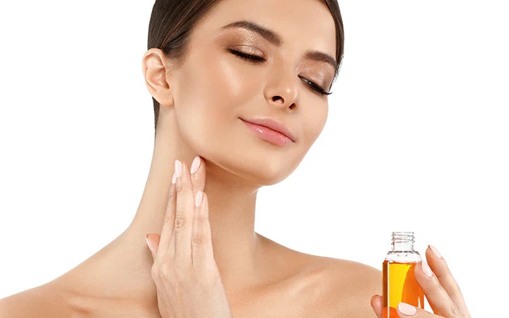 Massage your face with this oil every day in winter, your skin will shine like the moon