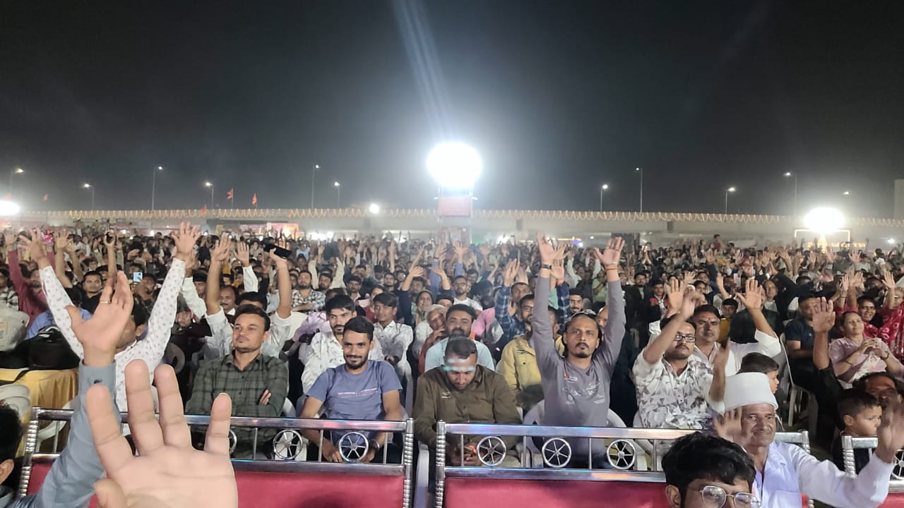 Gir Somnath: On the third day of the Kartiki Purnima fair, Kirtidan Gadhvi mesmerized the tunes.