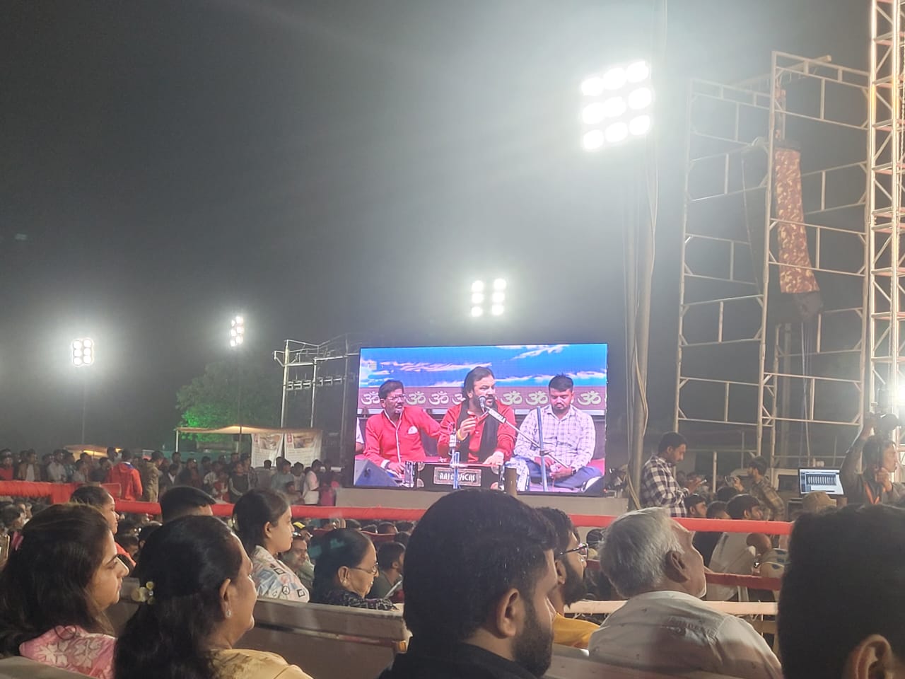 Gir Somnath: On the third day of the Kartiki Purnima fair, Kirtidan Gadhvi mesmerized the tunes.