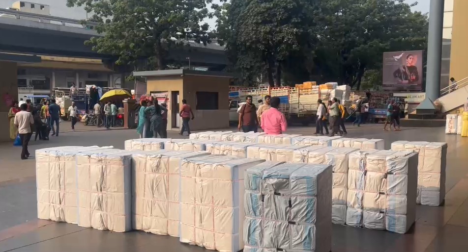 Surat: Happy Diwali and wedding dresses in the cloth market