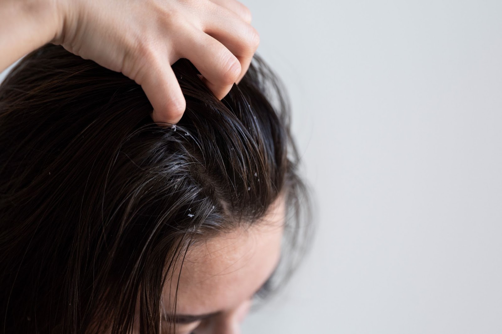 If you also sleep with oil in your hair at night, then this one mistake will cause big damage.