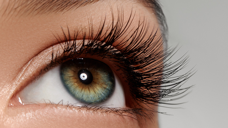 Want long and thick eyelashes without applying mascara? Then try this home remedy.